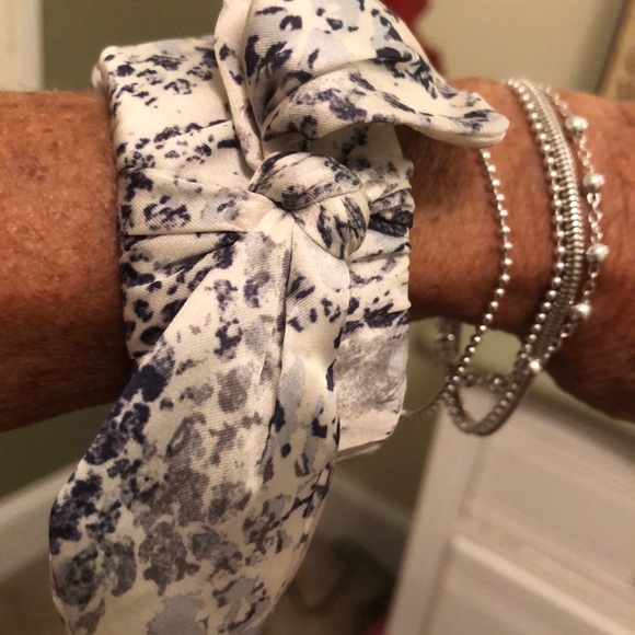 Adorable animal print cuff bracelet…soft and shiny✨✨✨ - Picture 8 of 11